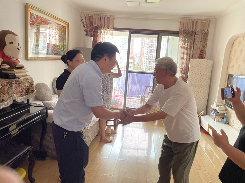 東西湖區(qū)科協(xié)黨組書記、主席陳文勝慰問社區(qū)老黨員